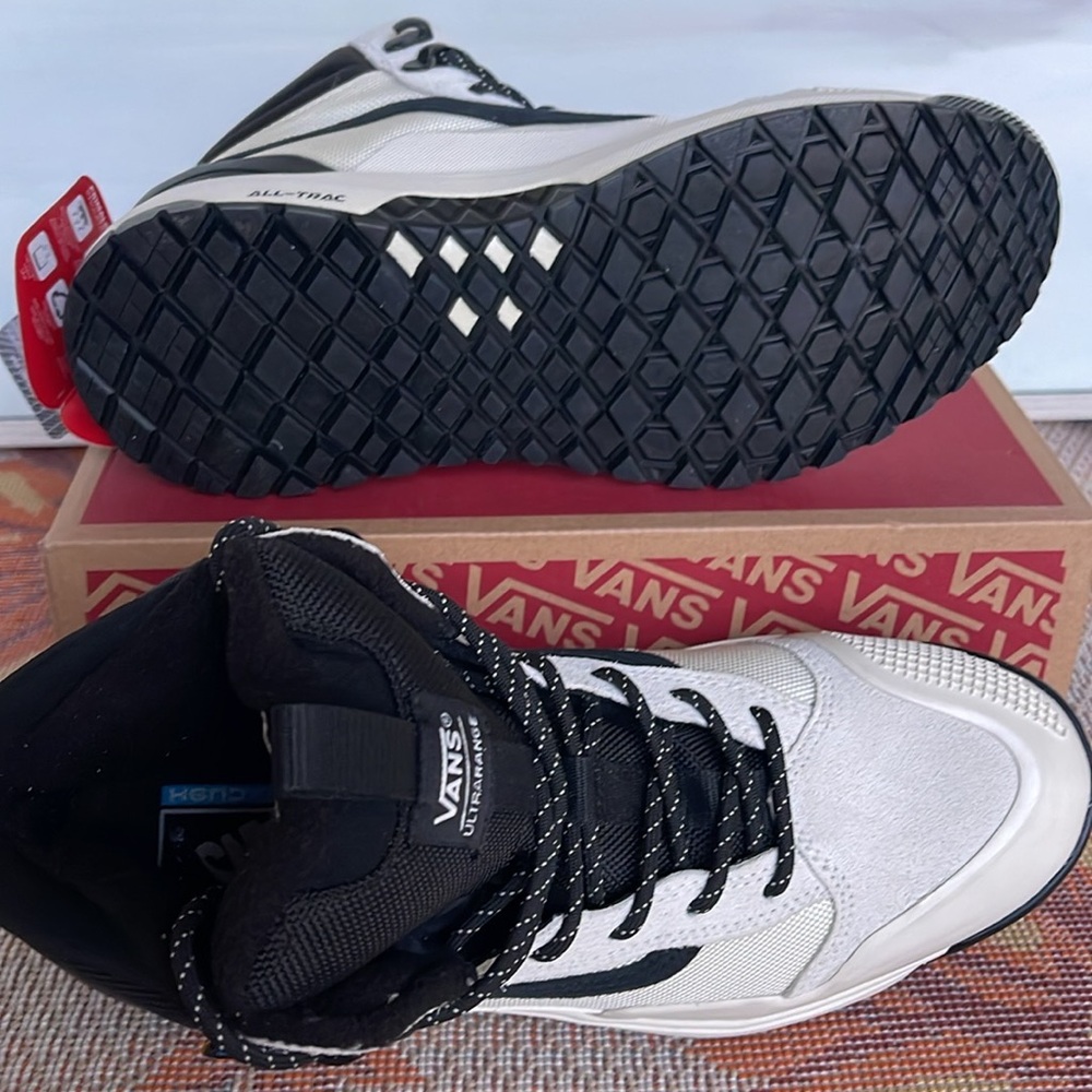 Vans WMNS Ultrarange Exo Hi Mte2 Marshmallow/Black
VN0A4BVSKIG
Sneakers Boots - Picture 14 of 16